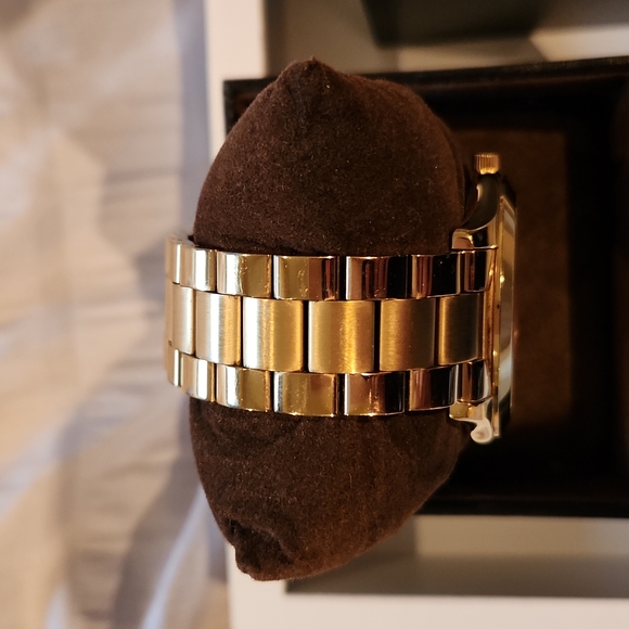 MICHAEL KORS WOMANS GOLD TONE WATCH # 3264- PINK. Box & tags. - Picture 7 of 9